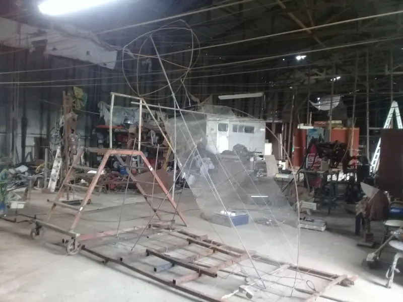 La estructura de hierro y malla metálica en el galpón