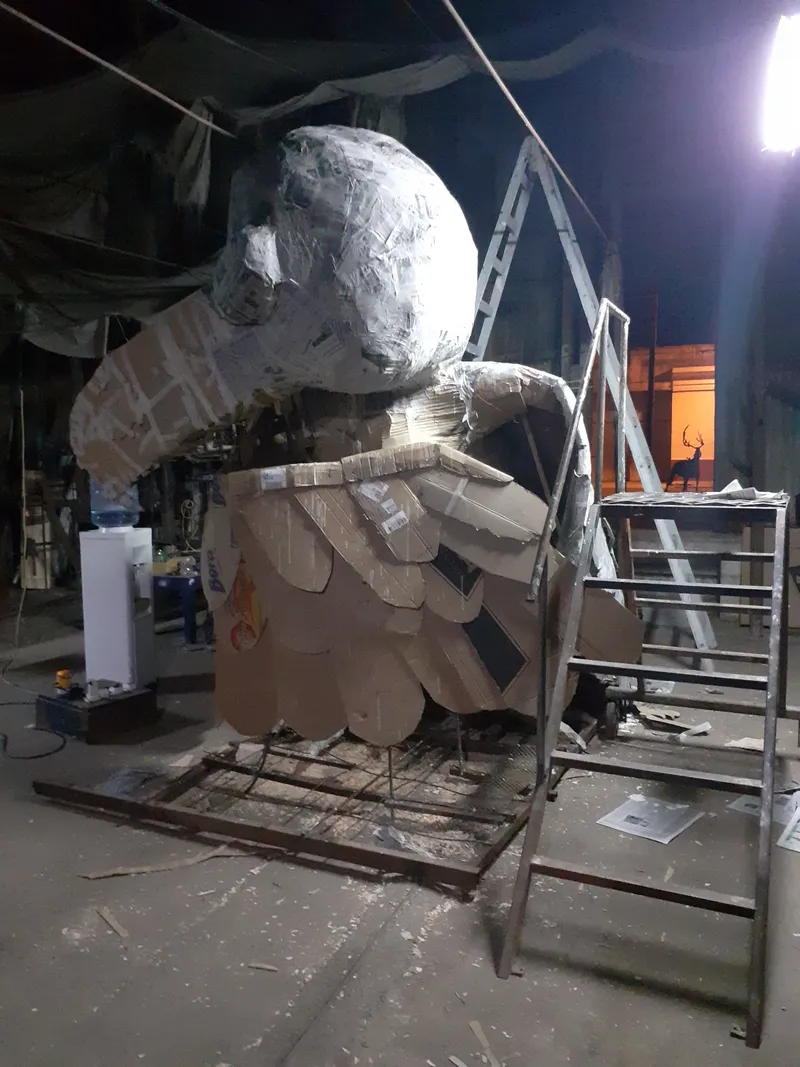 Cubriendo con papel maché y las alas de cartón