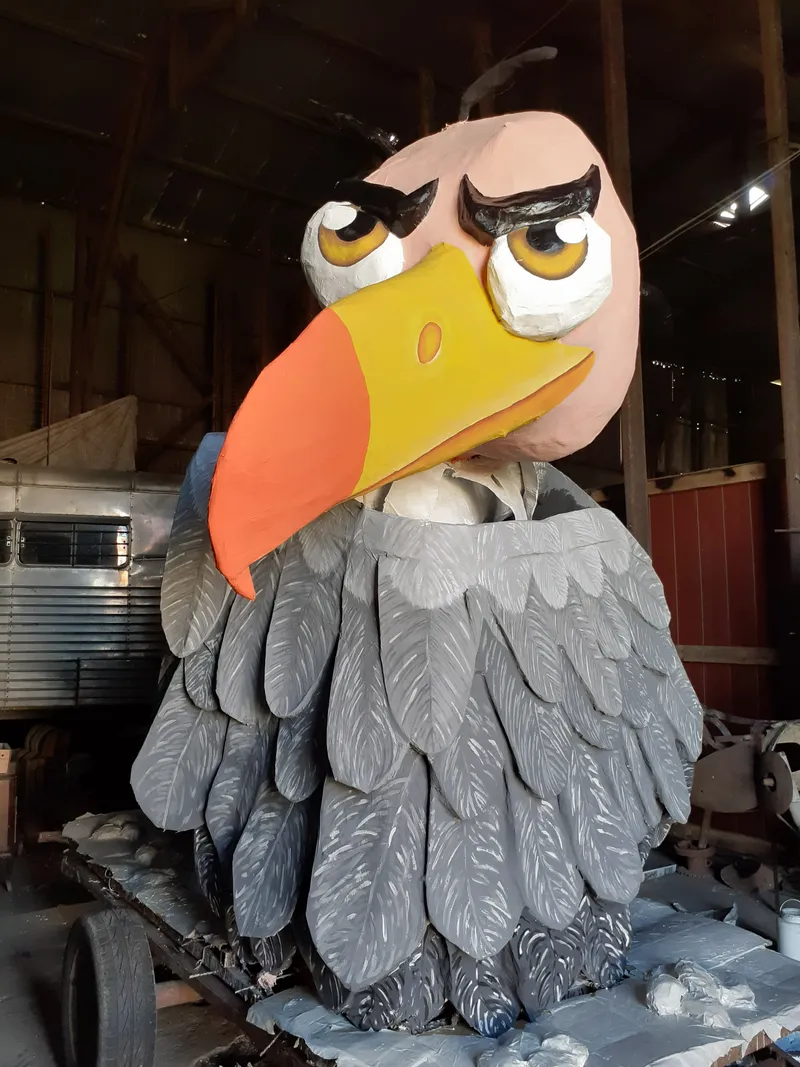 Detalle de las plumas pintadas con pinceladas de luces y sombras