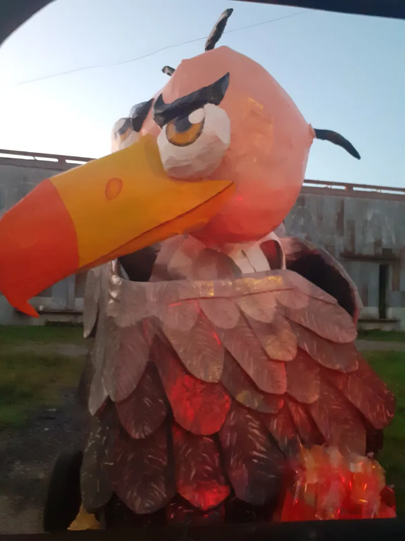 Escultura del Rey Momo en los corsos de Azul