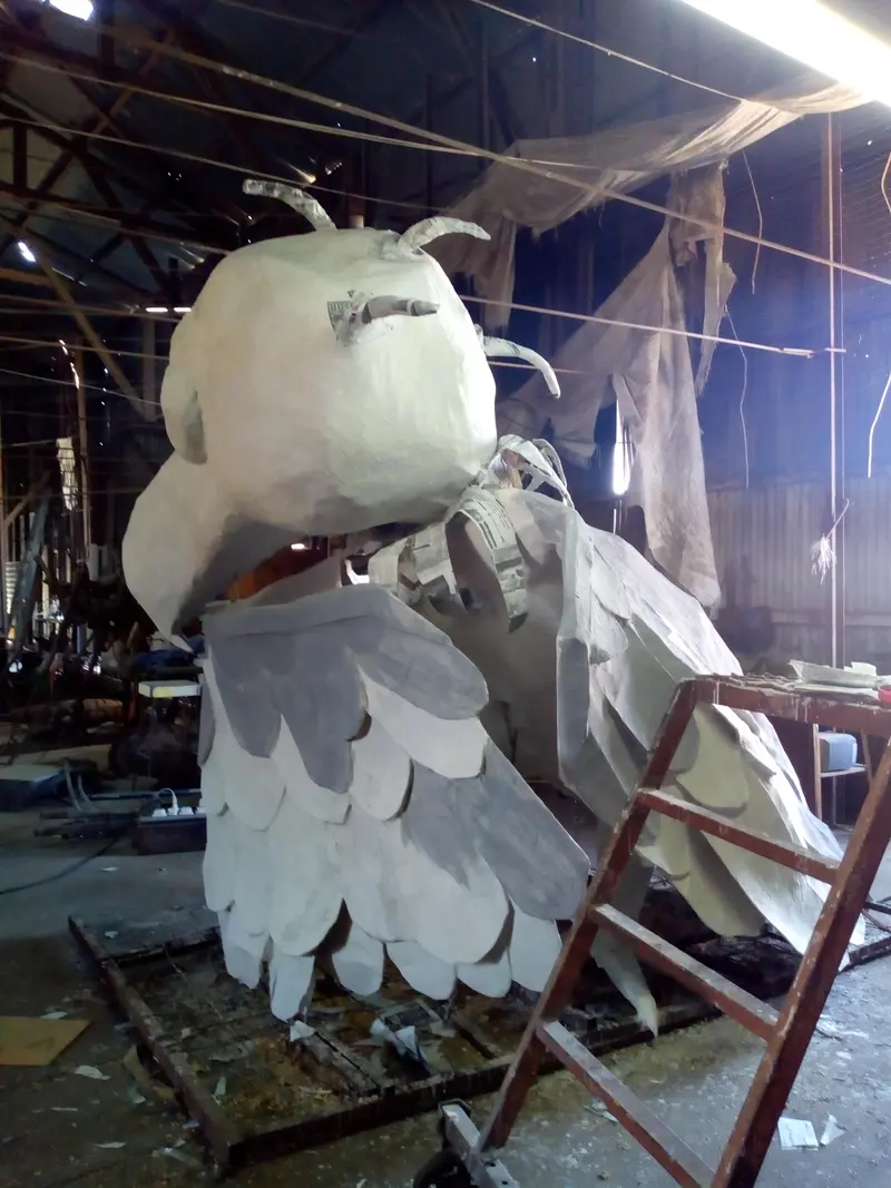 Base blanca aplicada, las plumas definidas en todo el cuerpo