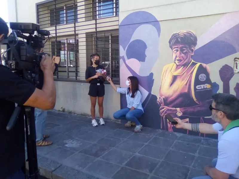 Entrevista televisiva junto al mural terminado