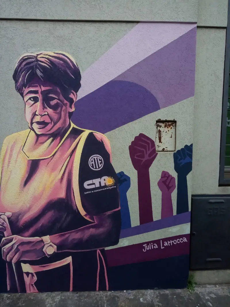 Detalle de los puños alzados