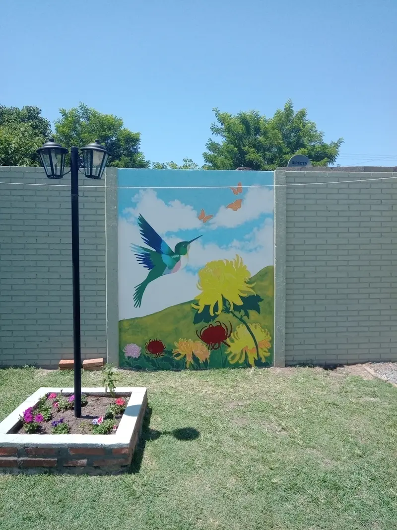 Vista del jardín con el mural de fondo