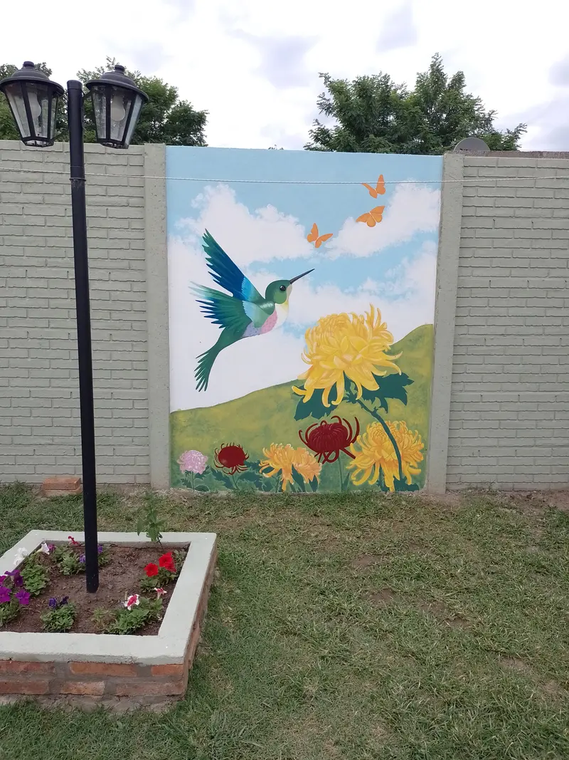 El mural integrado al jardín