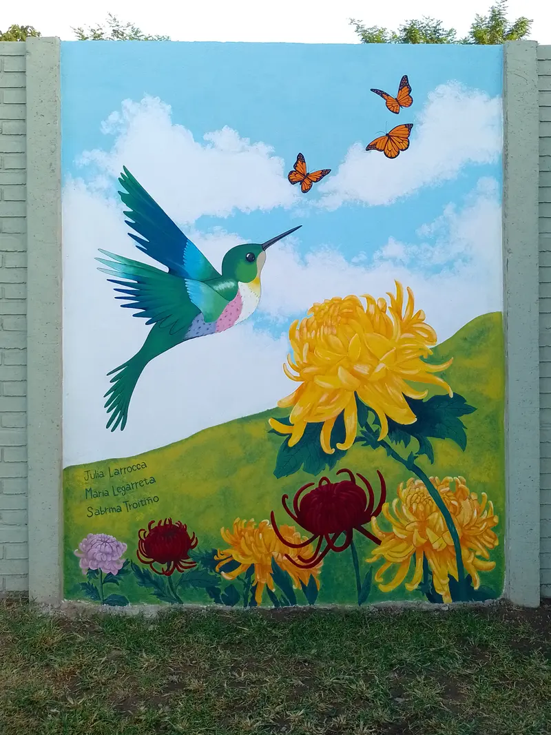 Mural Colibrí entre crisantemos