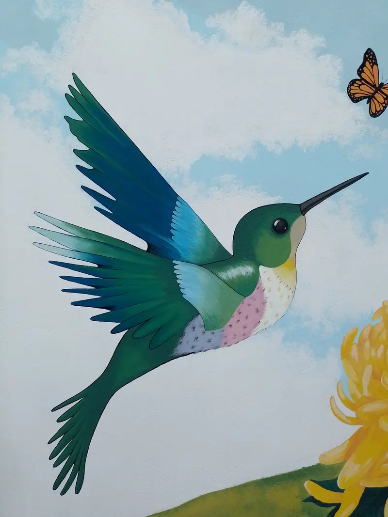 Detalle del colibrí en vuelo