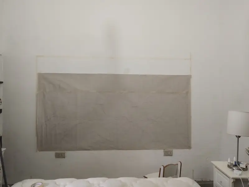 La plantilla de papel calcada sobre la pared