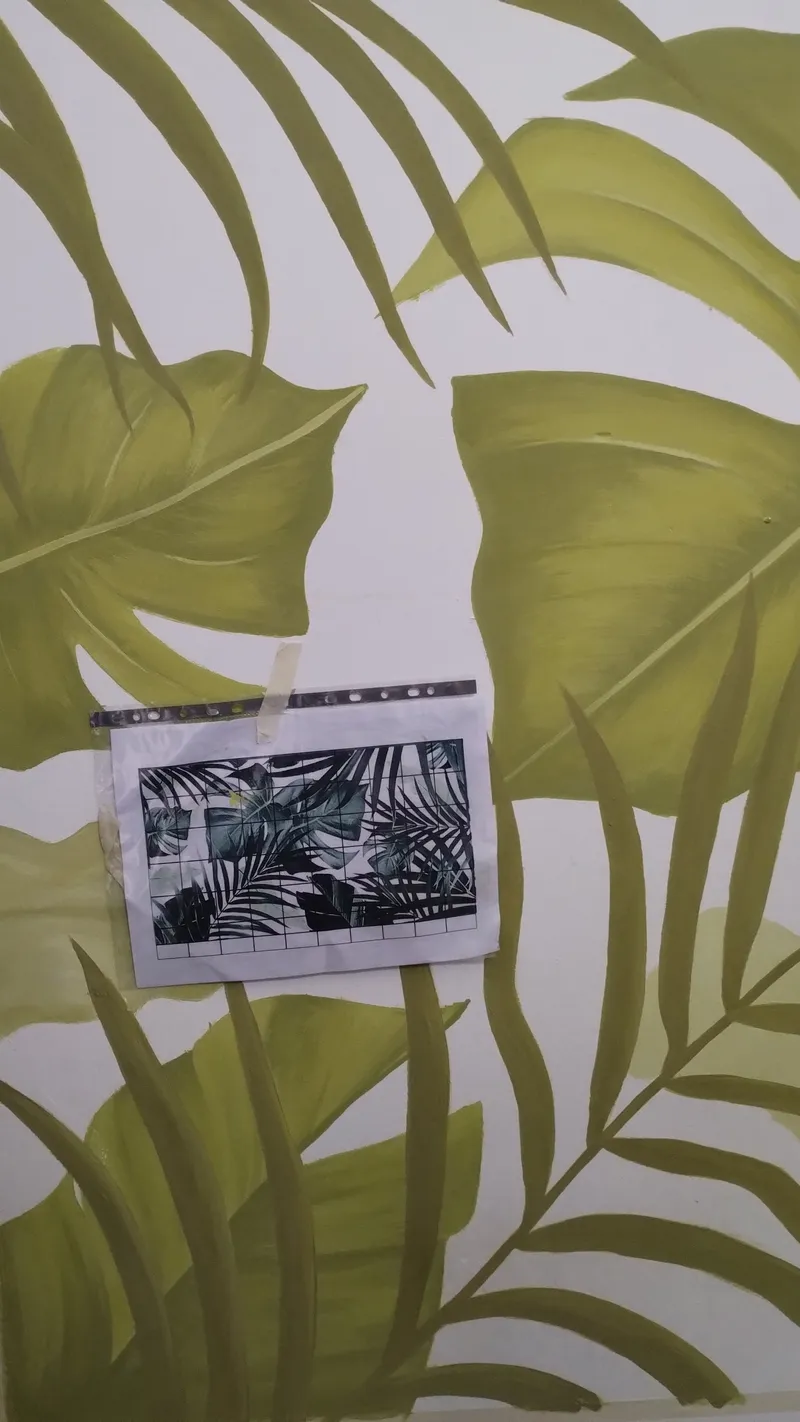 El boceto de referencia sobre el mural avanzado