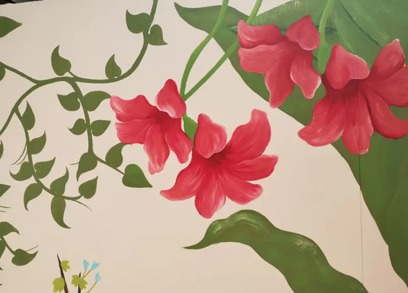 Detalle de las flores rojas y las enredaderas