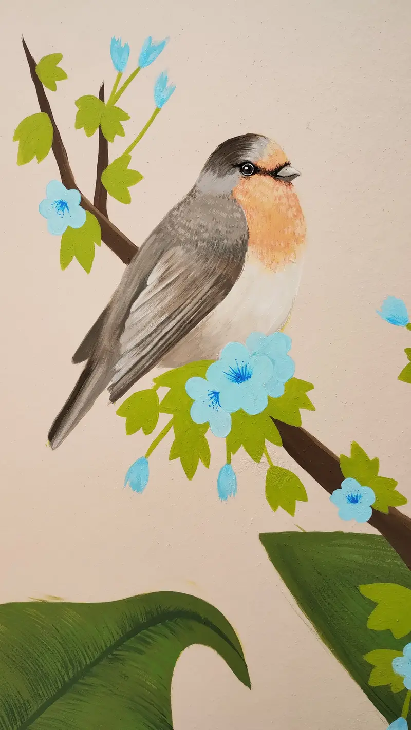 Detalle de un petirrojo pintado entre flores celestes