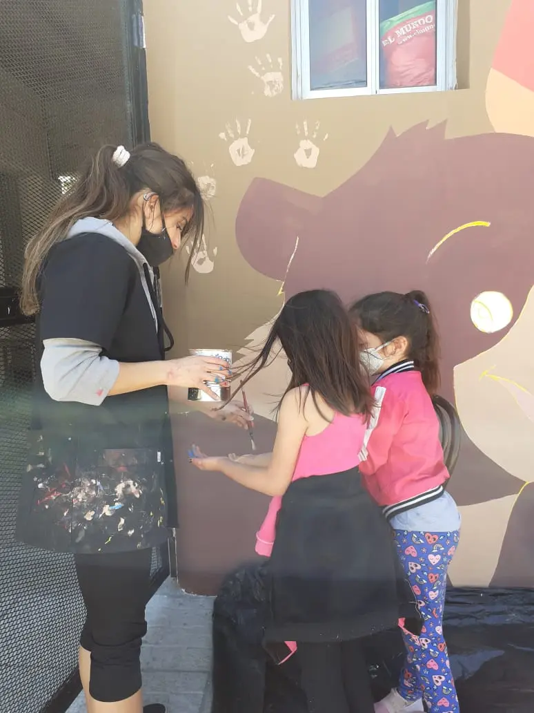 Pintando las manitos con las nenas del comedor