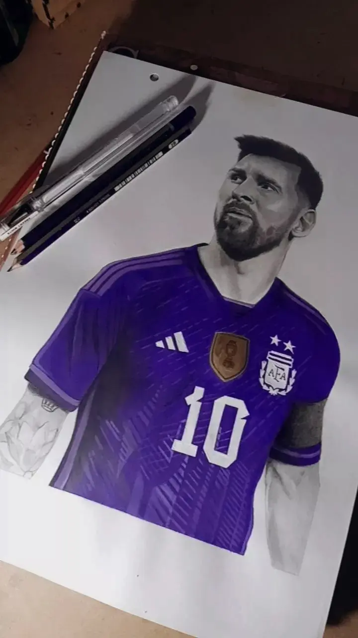 Retrato de Messi con la camiseta suplente violeta
