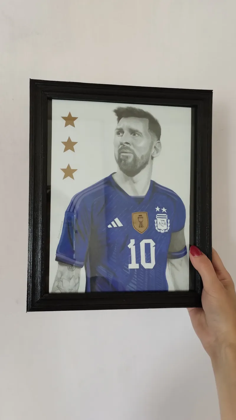 Retrato enmarcado de Messi con las tres estrellas